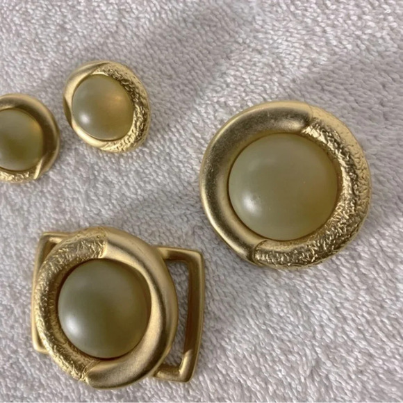 Vintage Gold Tone Frosted Green Glass Clip On Earrings Pendant Scarf Clip Set - Picture 6 of 7
